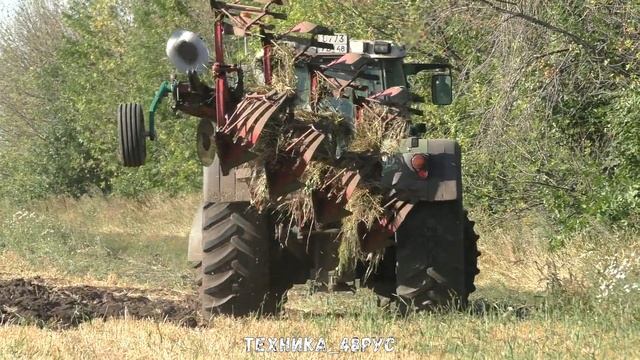 Старенький Fendt 716 с оборотным плугом Kverneland пашет зябь смотреть онлайн