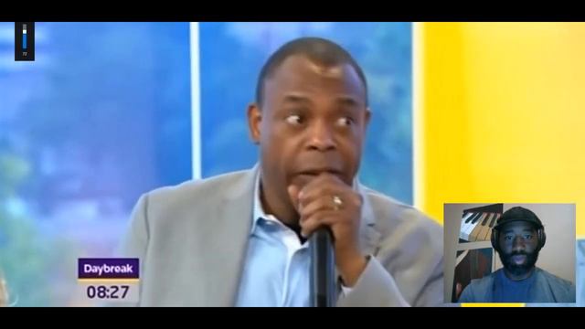 News Anchor Try to feed Michael Winslow with her own Spoon! смотреть онлайн