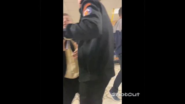 Что ни день, то танцы))) Эти танцы со школьной дискотеки, которая проводилась в коридоре. ????????? смотреть онлайн