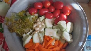 Маринованные патисоны с помидором.