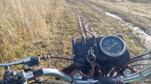 покатушки на мотоцикле в поле