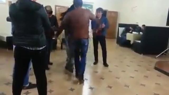 Кавказ. Чечня. Красивая чеченка манит парней своей фигурой в танце смотреть онлайн