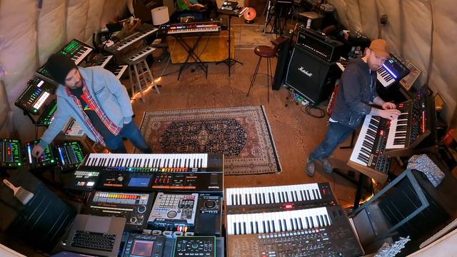 Building up a looping track from scratch in the synth studio смотреть онлайн