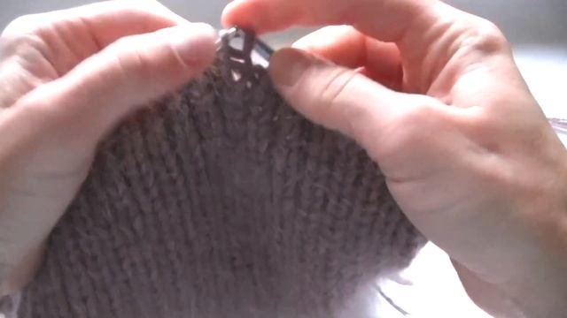 Вязаная шапочка резинкой 1*1 с двойним отворотом из пуха норки. смотреть онлайн