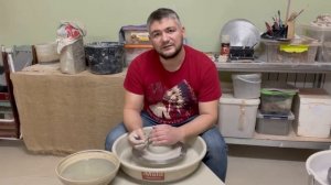 Как центровать глину на гончарном круге?