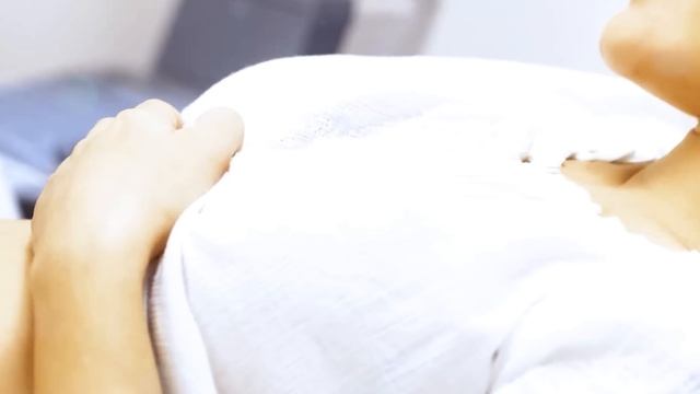 Девочка рвалась к женщине, похожей как две капли воды на маму, а когда незнакомка подошла… смотреть онлайн