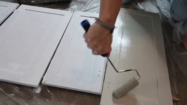 Painting cabinets white - TRANSFORM your kitchen for under $100 смотреть онлайн