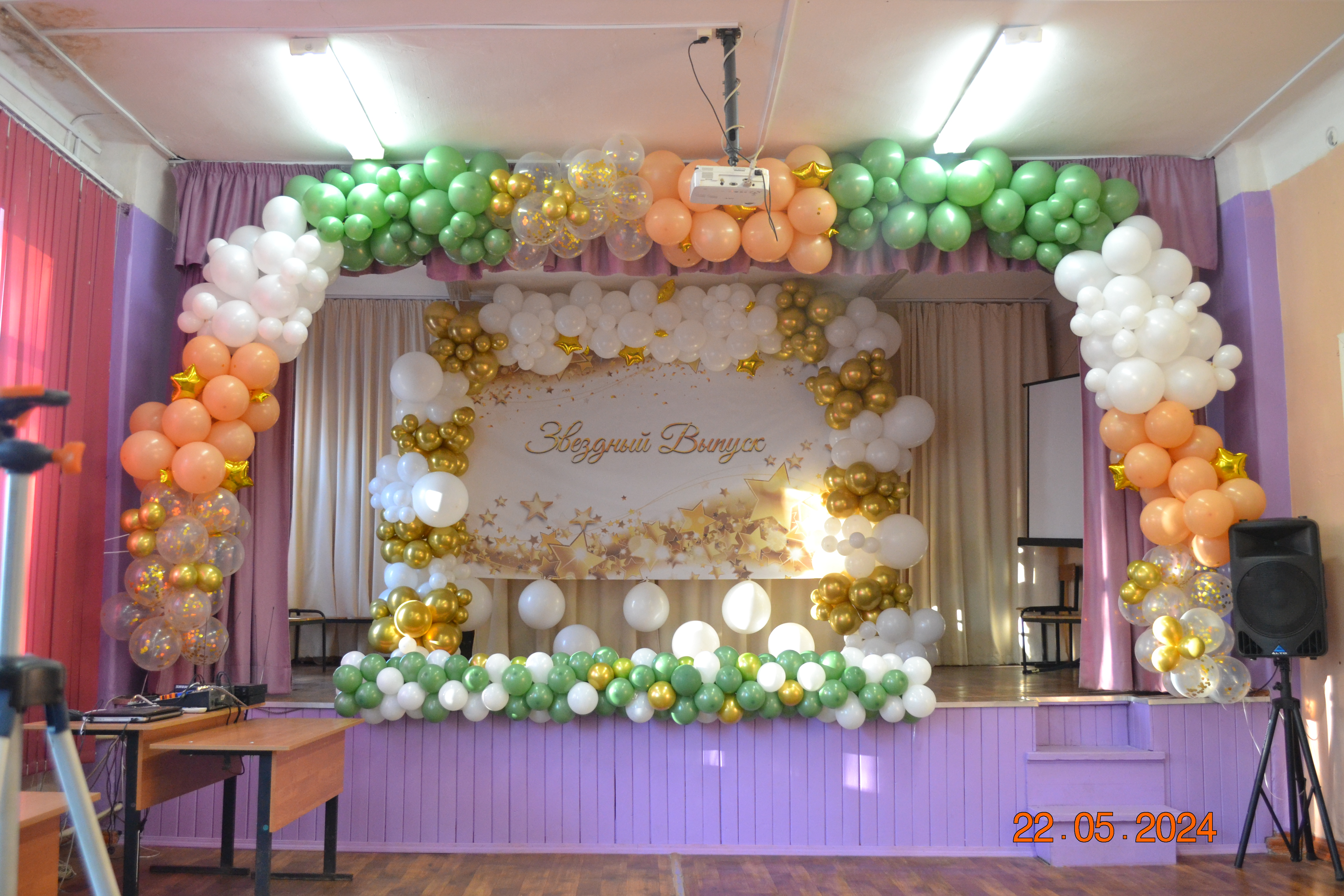 Оформление школы шарами к последнему звонку. 7 часов работы.