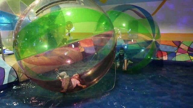 Играем в ХОМЯЧКОВ на аттракционе ШАР на ВОДЕ в Развлекательном Центре для Детей! смотреть онлайн