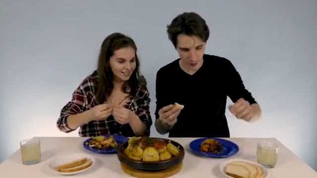 Русские пробуют арабскую кухню / Реакция / кускус / таджин / багрир смотреть онлайн