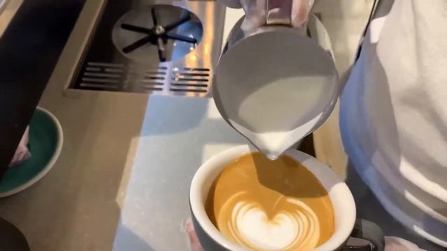 Swan ? latte art #Kenyan?? barista#Dubai смотреть онлайн