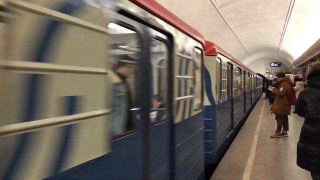 81-717/714.5М Перекраска Московский транспорт и 81-714.5М На станции Чистые Пруды смотреть онлайн