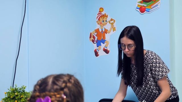 КТО ПОДАРИЛ ЦВЕТЫ УЧИЛКЕ?!! смотреть онлайн