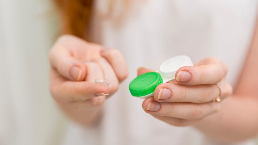 Югорчанам рассказали о правильном ношении контактных линз