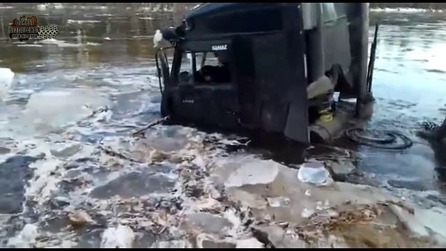 Неудачная попытка проехать на Грузовике КамАЗ, с бортовым прицепом через реку смотреть онлайн