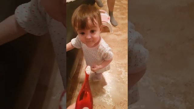 ребенок убегает от зубной щетки смотреть онлайн