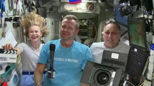 В Парке Горького установлена капсула, которая доставила с орбиты киногруппу "Вызова"