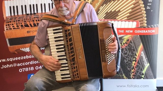 Alan Shute demonstrates the Pigini Preludio P36/3 Cherrywood Piano Accordion 3 Voice 72 Bass смотреть онлайн