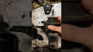 Причина стука передней правой опоры двигателя g4gc хендай туксон