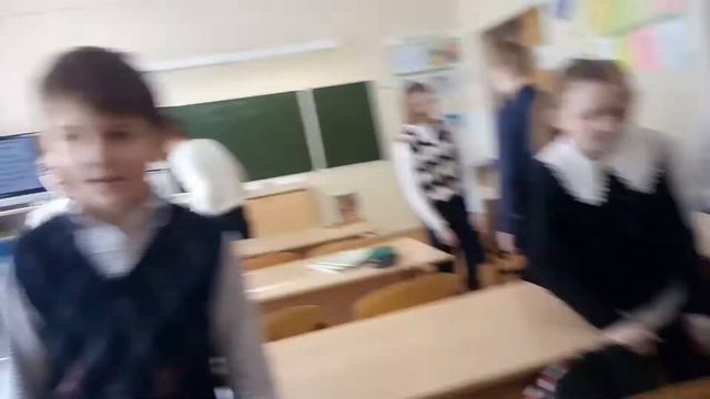 Мальчик сломал стул（девочка.）