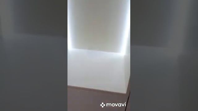 Прихожая с круглым зеркалом, рейками и подсветкой. смотреть онлайн