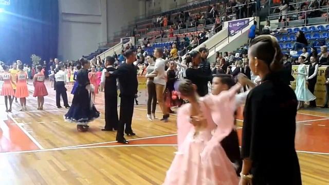 Бальные танцы. Турнир. Пара в черном-разминка супер смотреть онлайн