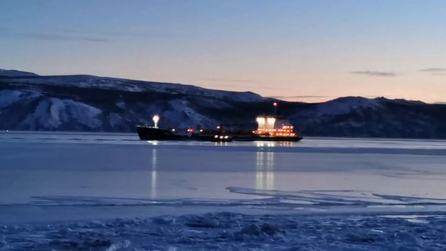 Буксир встречает танкер Бухта Гертнера 7.01.21. смотреть онлайн