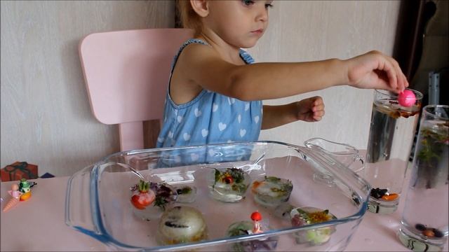 Игры с водой и цветочным льдом. Изучаем твердое и жидкое, холодное и горячее. смотреть онлайн