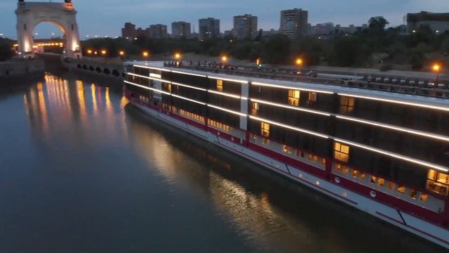 Теплоход Мустай Карим заходит в 1й шлюз ВДСК смотреть онлайн