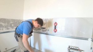 Укладка керамогранита 1200*600 на кухонный фартук.