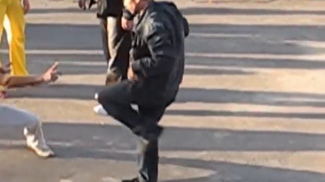 Танцующий Брюс ЛИ ржачь!!!! смотреть онлайн