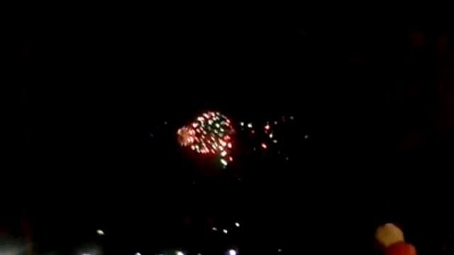 Салют начался а у меня заканчивается память телефона. смотреть онлайн