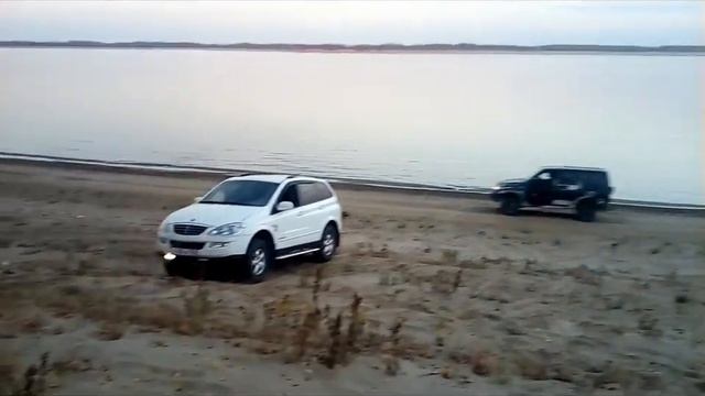 Уаз Патриот и СсангЙонг Кайрон на песчаной горке смотреть онлайн