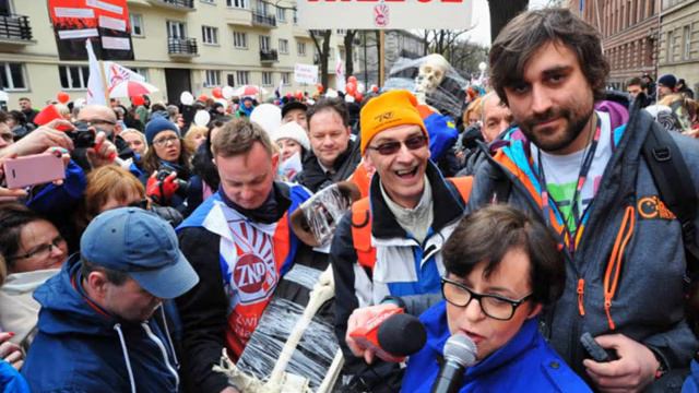 SFRUSTROWANY NAUCZYCIEL смотреть онлайн