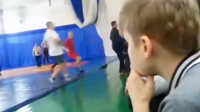 Взрослые против юношей по регболу Греко-римской борьбе )( смотреть онлайн
