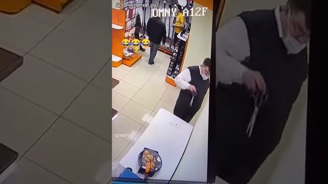 Засунул ножницы в розетку (1).mp4 смотреть онлайн