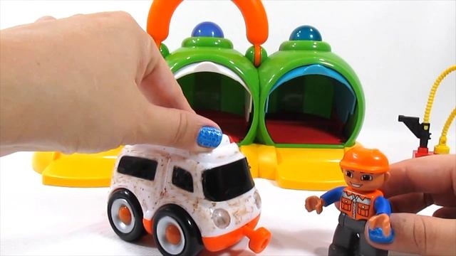 Открываем игровой набор с машинками Молния Маквин смотреть онлайн