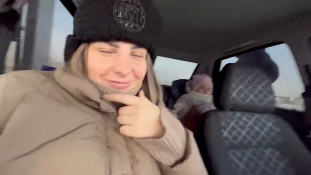 ПЕРВЫЙ ВЛОГ | МИЛЛИ ПЕРВЫЙ РАЗ НА КАТКЕ | 10 ЛЕТ ВМЕСТЕ | НАШИ ВЫХОДНЫЕ смотреть онлайн