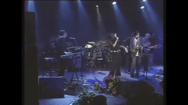 Батырхан Шукенов Певица и саксофон под облаками  Batyrkhan Shukenov the Singer and saxophone