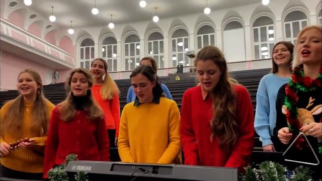 Сводный хор Института филологии - "Песенка о снежинке" (Декабрь 2021) смотреть онлайн