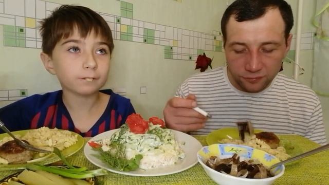 МУКБАНГ. на ужин котлеты и вкусный ?салат. смотреть онлайн