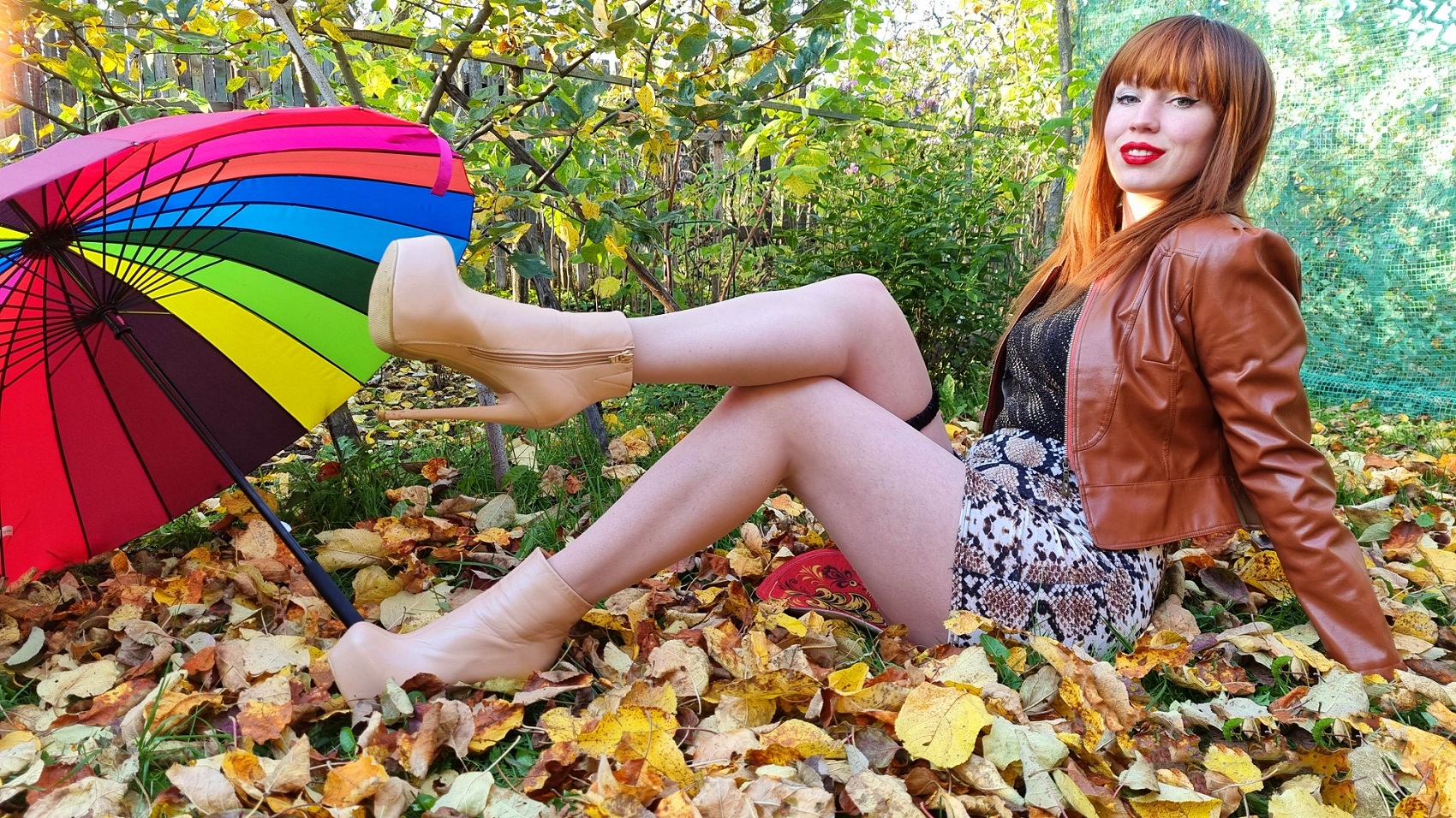 Распаковка и примерка женской подвязки на ногу смотреть онлайн