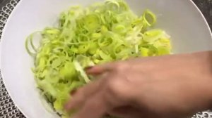 Легкий салат из листьев айсберг-салата и зелёного горошка?.