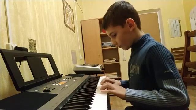 Талантливый мальчик играет на синтезаторе! смотреть онлайн