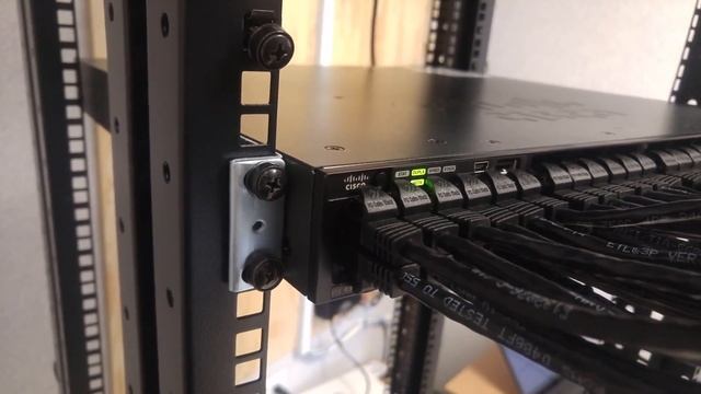 Installing a network switch on server rack 201703 смотреть онлайн