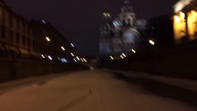 В Санкт Петербурге байкер прокатился на мотоцикле по каналам города смотреть онлайн