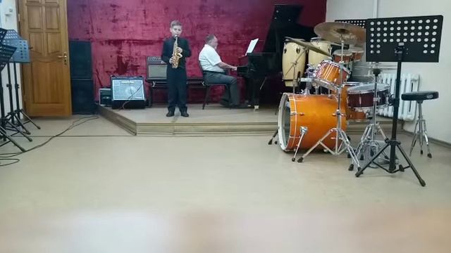 Present moment saxophone soprano смотреть онлайн