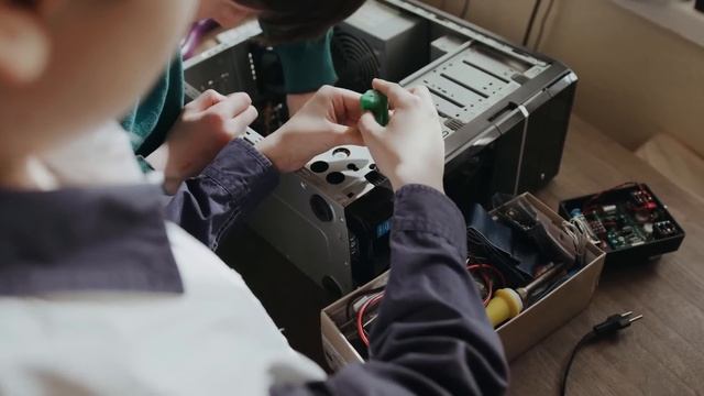 Пропалывая могилу сына от травы, старушка приметила скрытую камеру, а когда увидела, что на записи смотреть онлайн