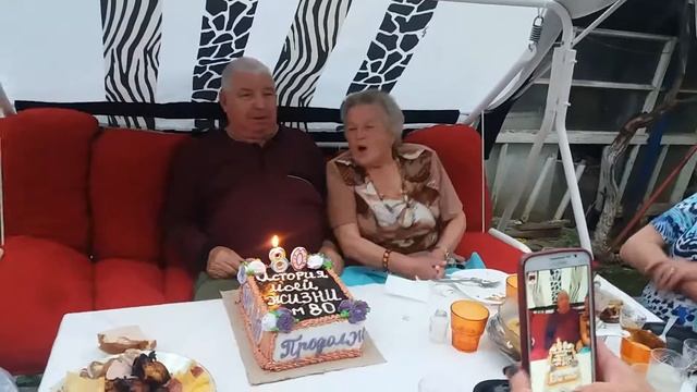 Дедушка с бабушкой не могут задуть свечи! смотреть онлайн