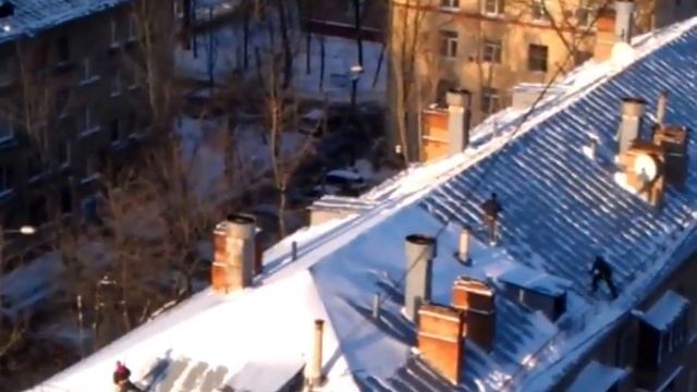 Чистка снега с крыши без страховки смотреть онлайн